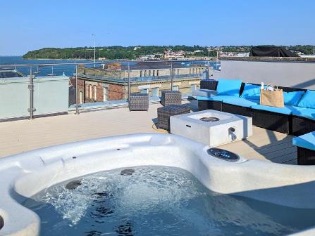 Hot tub at Seafarers View in Cowes