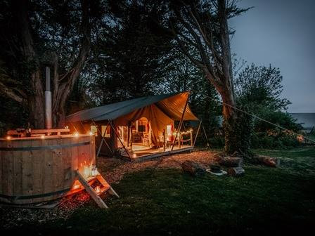 Hot tub and safari tent at Toms Eco lodge