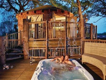 Woodside Bay treehouse and hot tub