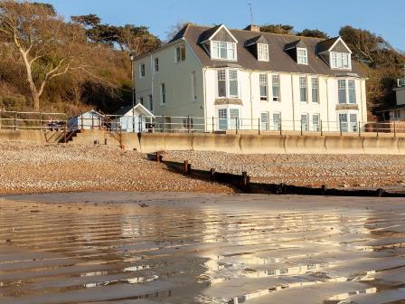 Apartment on Totland seafront