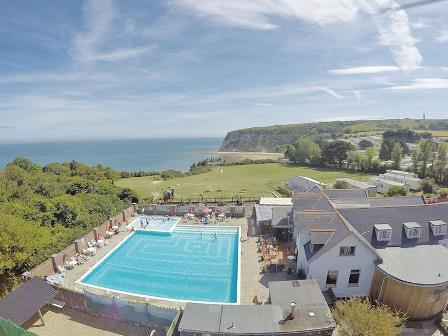 Outdoor pool at Whitecliff Bay holiday park