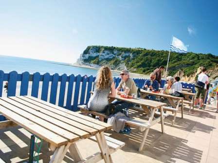 Beachside cafe at Whitecliff Bay Holiday Park
